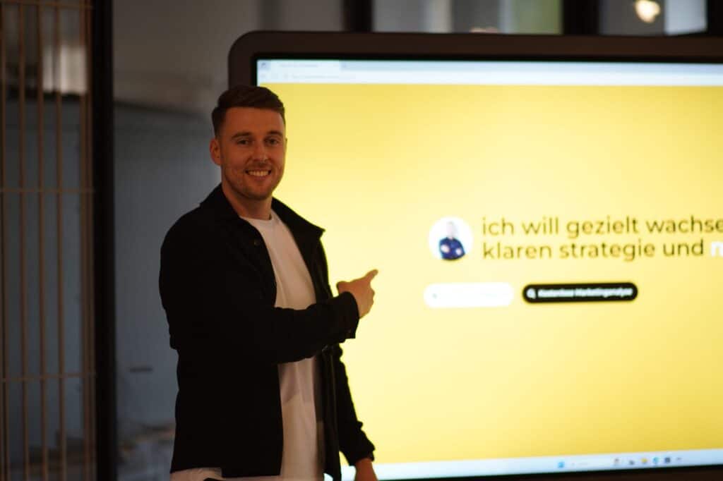 Niklas präsentiert die neue Startseite auf dem großen Display