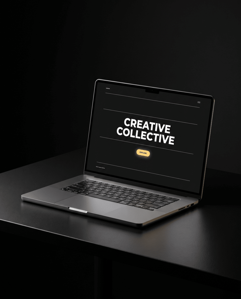 Laptop auf dunklem Schreibtisch zeigt eine moderne Website mit gelbem Akzent